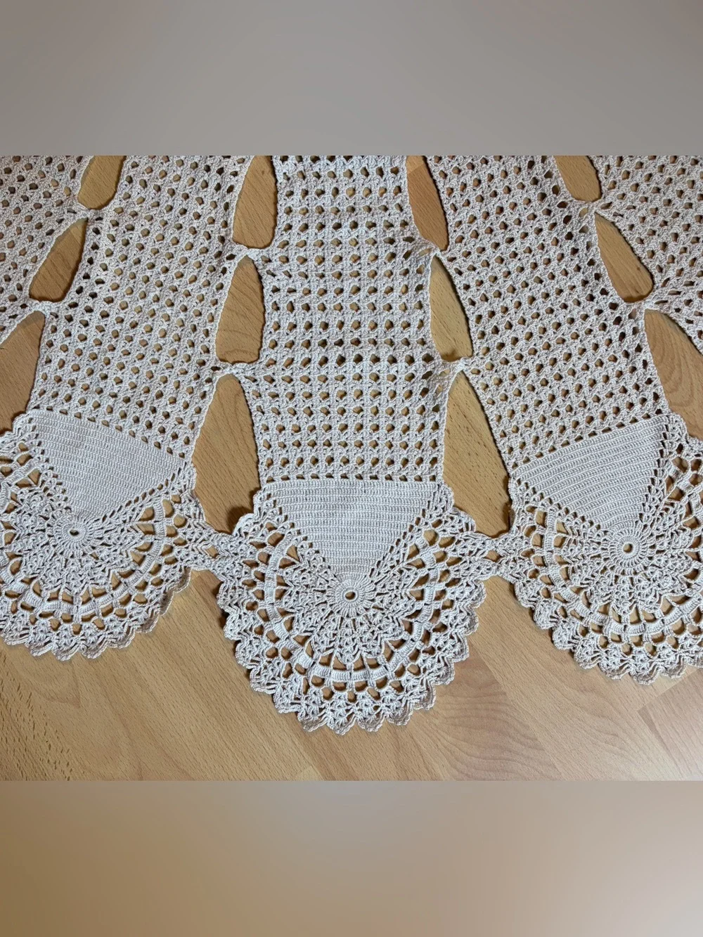 Vintage round pinwheel pineapple crochet cream cotton tablecloth (52”diameter)